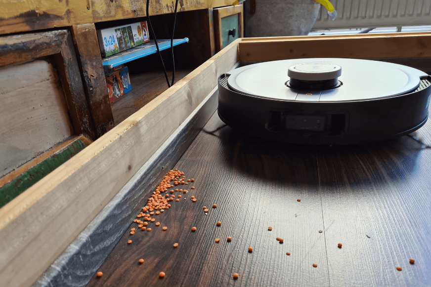 Der Ecovacs Deebot X1 Turbo reinigt entlang einer Wand